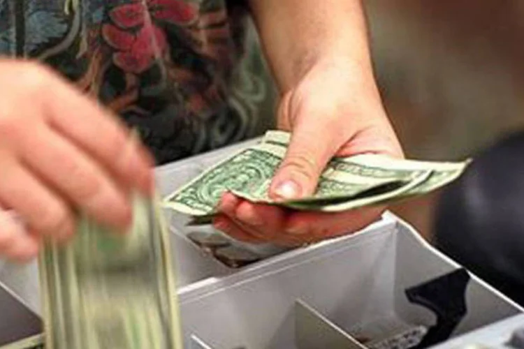
	D&oacute;lar: no primeiro trimestre desde ano, os gastos dos brasileiros somaram US$ 2,972 bilh&otilde;es, contra US$ 5,232 bilh&otilde;es em igual per&iacute;odo de 2015
 (Getty Images)