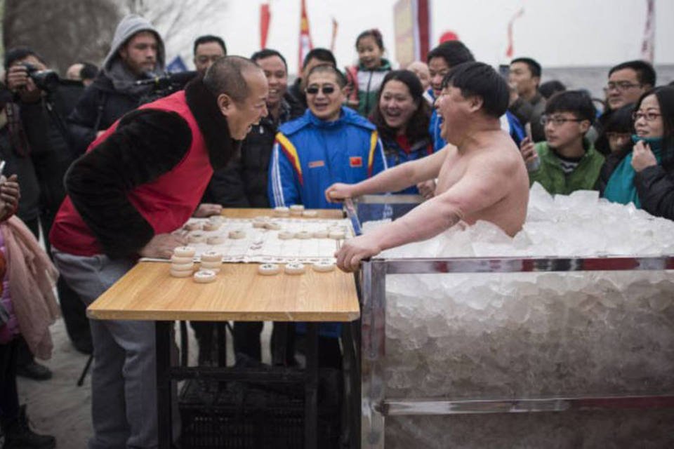 Com bom humor, chinês fica mais de 1h em caixa de gelo