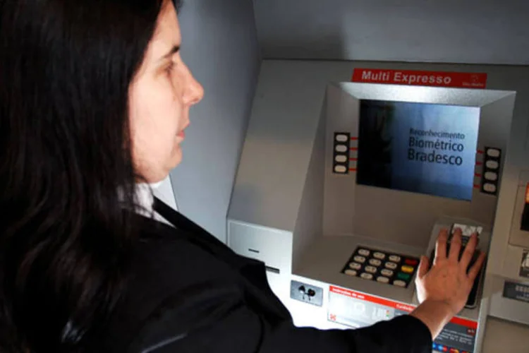 
	Mulher usa caixa-eletr&ocirc;nico: aumento da inadimpl&ecirc;ncia nas d&iacute;vidas banc&aacute;rias e cheques sem fundos colaboraram para o avan&ccedil;o
 (Alexandre Battibugli/INFO)