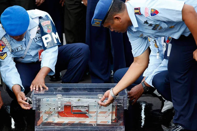 
	Caixa-preta de avi&atilde;o da AirAsia: elas foram recuperadas e s&atilde;o analisadas no momento
 (REUTERS/Darren Whiteside)