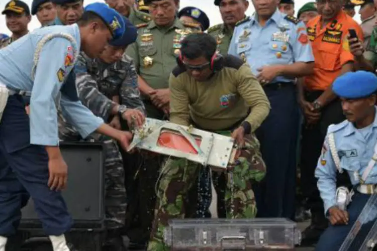 Oficiais da Indonésia recuperam caixa-preta do voo QZ8501 da AirAsia (Adek Berry/AFP)
