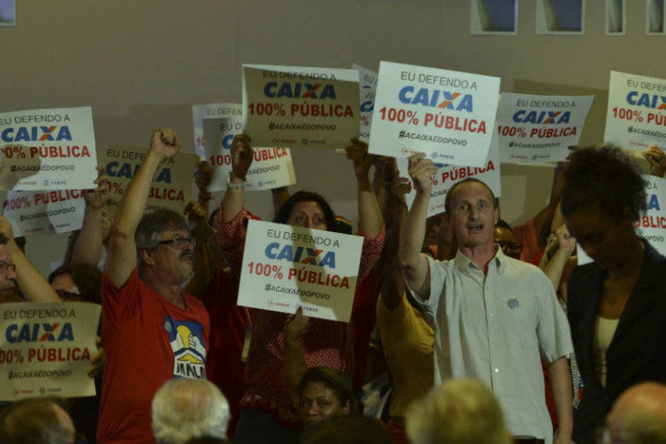Posse de nova diretoria da Caixa começa com protesto