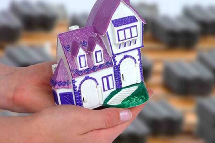 Mãos segurando casa (Divulgação/Imovelweb)