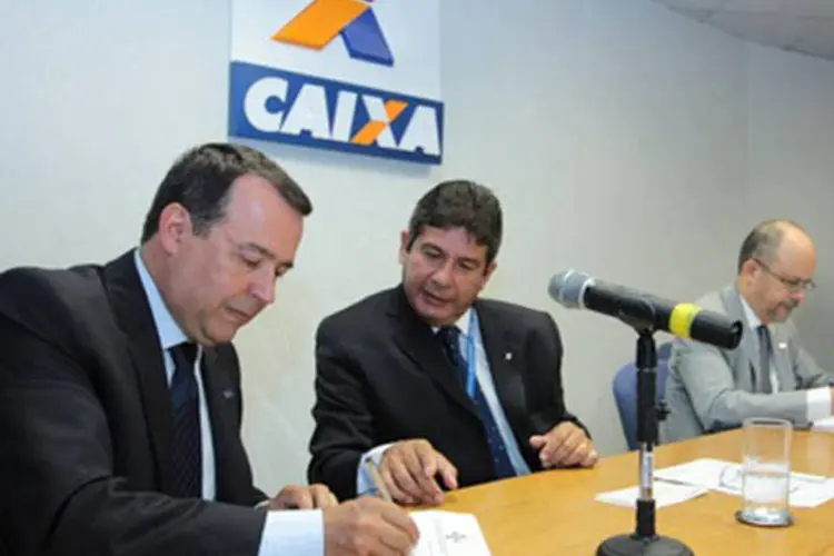 Presidente Luiz Barretto (ao fundo) assina convênio de parceria com a Caixa Econômica (Rodrigo de Oliveira)