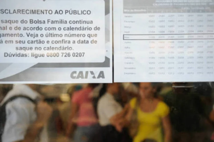Após boato sobre o fim do Bolsa Família, informe na entrada de agência da Caixa esclarece que o benefício não foi cancelado (Tânia Rêgo/ABr)