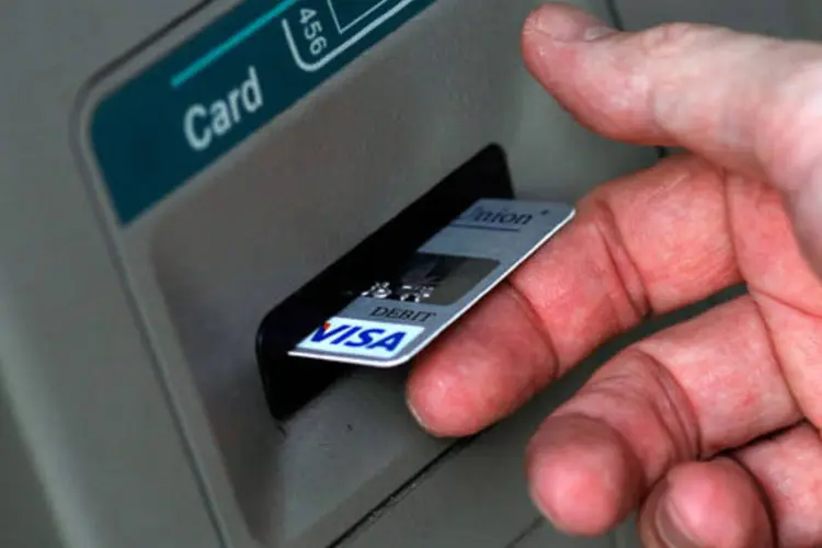Com exceção da Caixa, todos os bancos pesquisados oferecem crédito no caixa eletrônico (Chris Hondros/Getty Images)