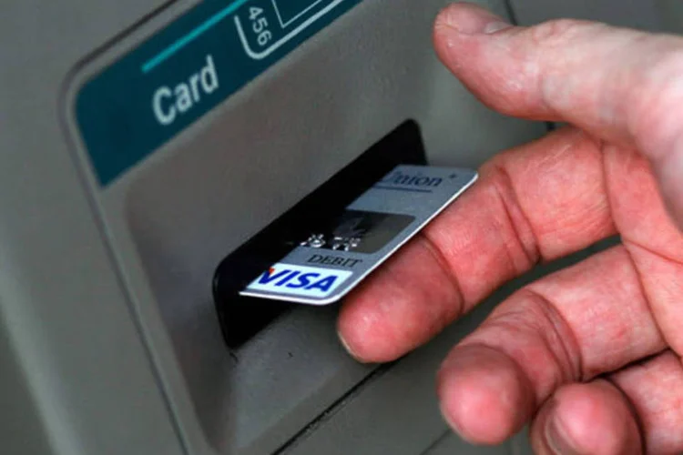 
	Caixa eletr&ocirc;nico: em agosto, o saldo das opera&ccedil;&otilde;es do cr&eacute;dito dos bancos p&uacute;blicos chegou a R$ 1,011 trilh&atilde;o
 (Chris Hondros/Getty Images)