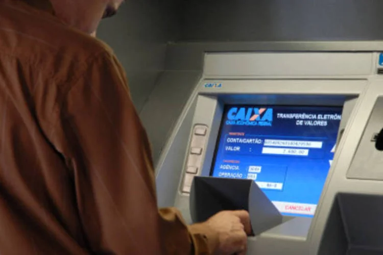 O seguro-desemprego é sacado nas agências da Caixa Econômica Federal