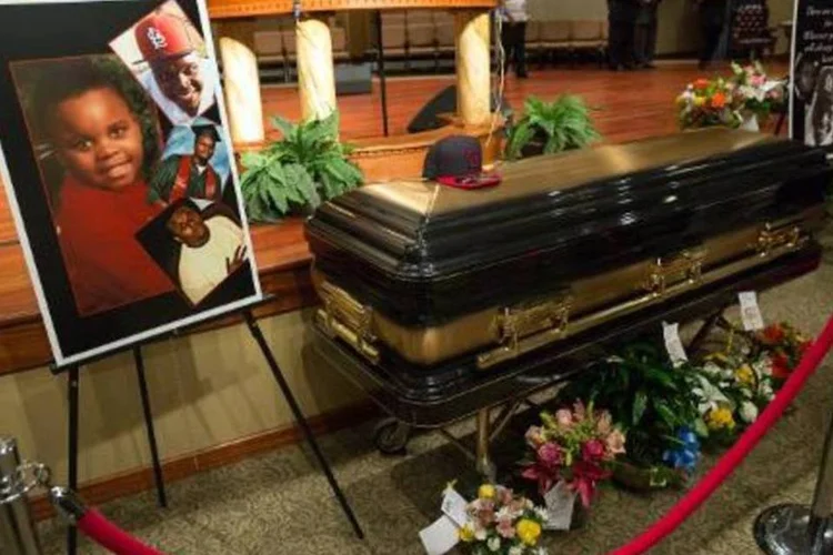 Caixão com o corpo de Brown em uma igreja de St. Louis, no Missouri (Richard Perry/AFP)