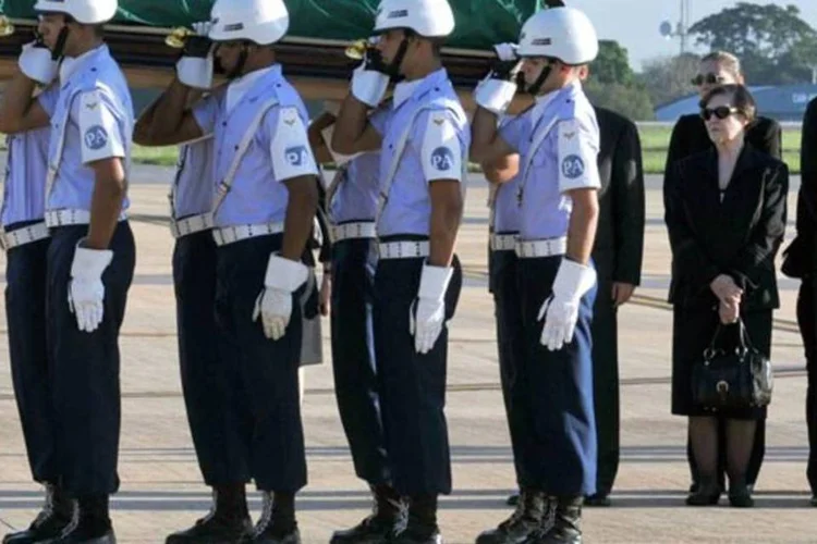 Caixão de José Alencar: algumas pessoas seguravam a bandeira do Brasil no cortejo (Valter Campanato/ABr)