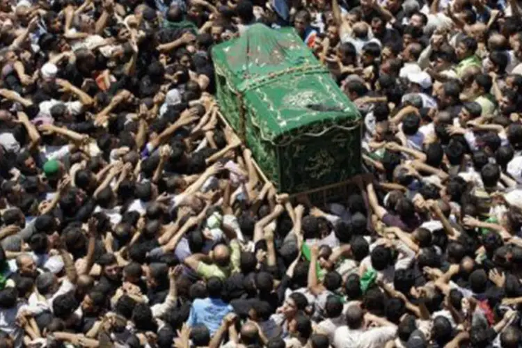 Em Bagdá, peregrinos xiitas carregam um caixão simbólico do imã Mussa Kazem   (Ahmad al-Rubaye/AFP)
