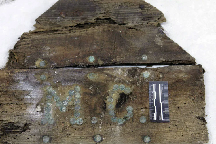 Restos de caixão com as letras M e C, que podem ser de Miguel de Cervantes, encontrados sob convento do centro de Madri (Madrid City Hall/Sociedad Aranzadi/Reuters)