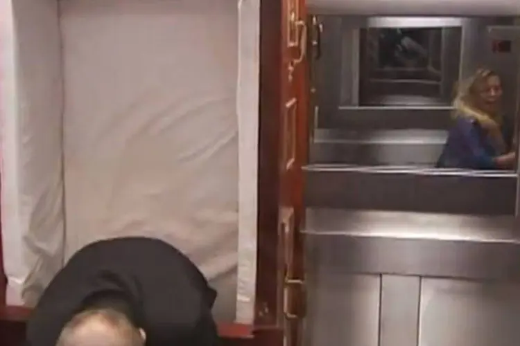 "Caixão no Elevador": nova pegadinha, veiculada domingo passado no Programa Silvio Santos (SBT), caixão é deixado em elevador com passageiro (Reprodução/Exame.com)