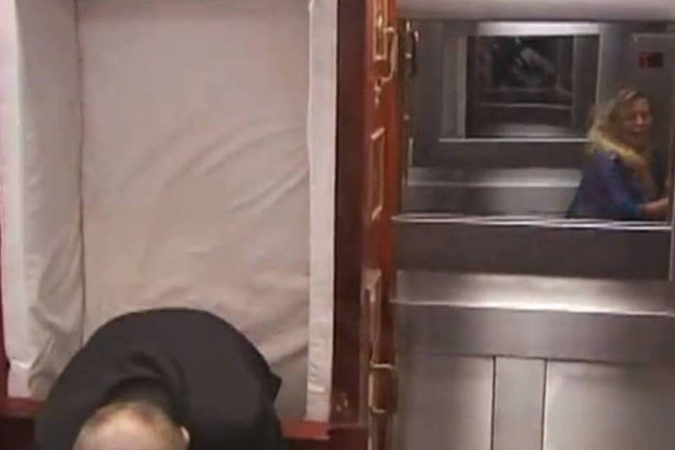 Pegadinha do elevador, de Silvio Santos, retorna com zumbi