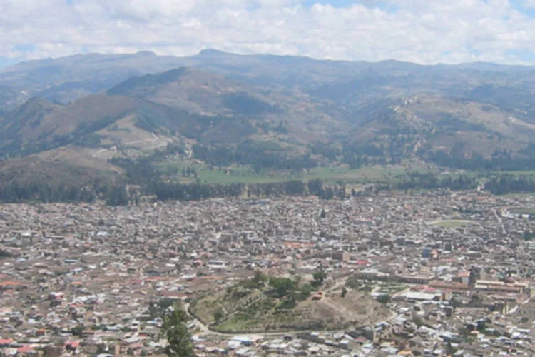 Vista aérea de Cajamarca, no Peru: A medida constitucional que restringe a liberdade de reunião (Wikimedia Commons)