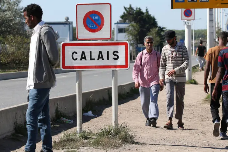 
	Calais: a constru&ccedil;&atilde;o deste muro terminar&aacute; antes do fim do ano, segundo autoridades locais.
 (Charles Platiau/Reuters)