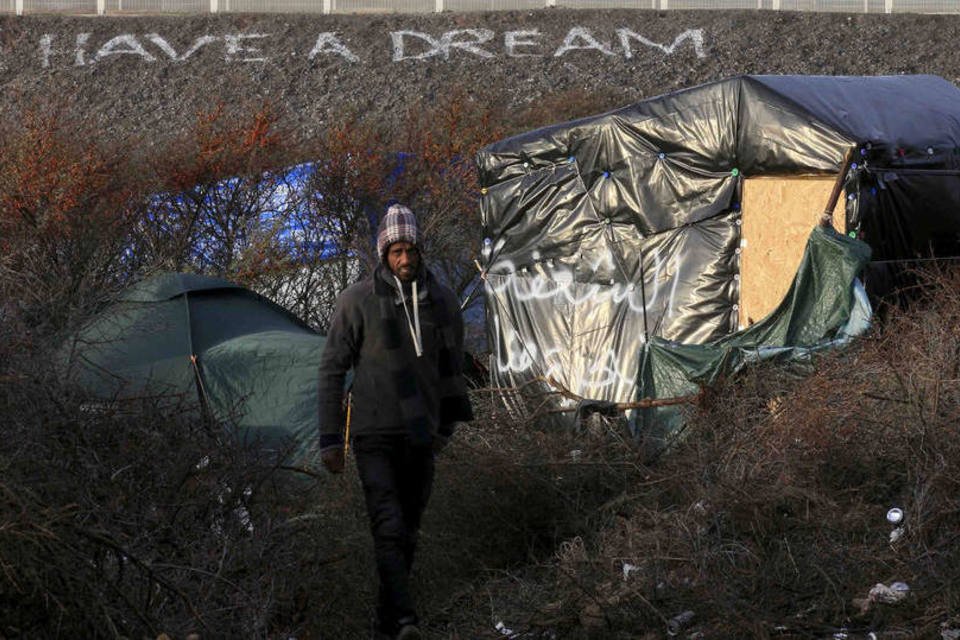 Incêndio deixa 10 feridos em acampamento de imigrantes na França