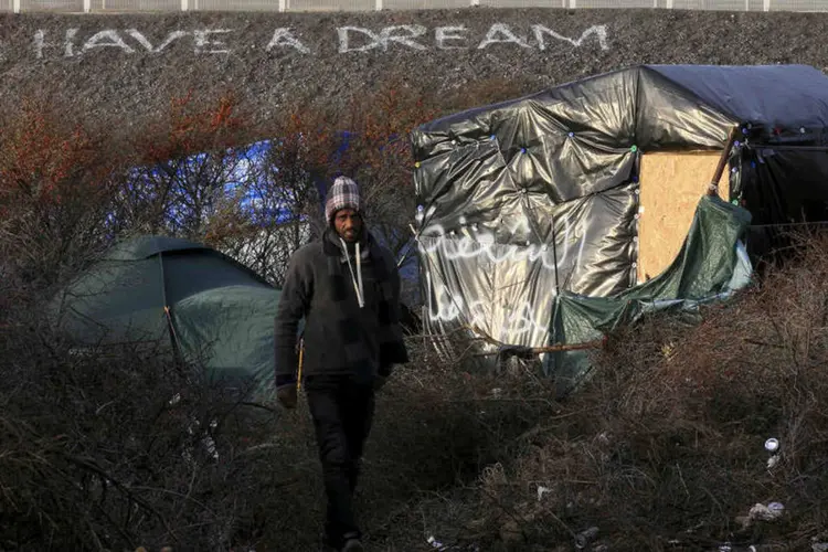 Imigrantes em acampamento na França: uma briga entre os grupos de imigrantes também deixou cinco feridos (Pascal Rossignol/Reuters)