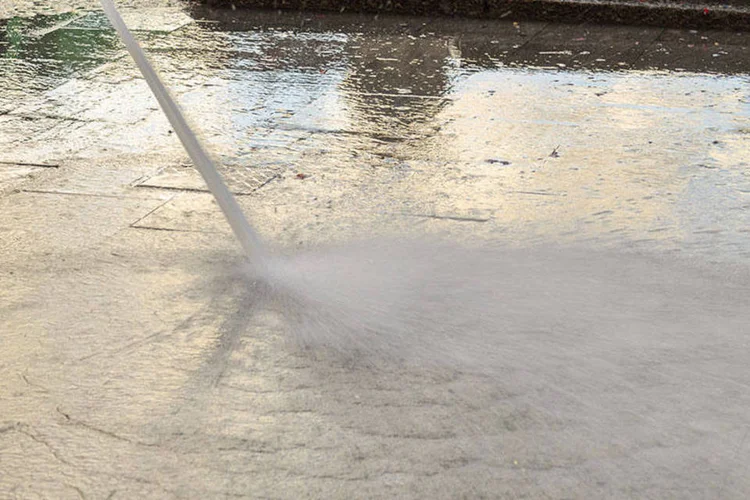 
	A lei prev&ecirc; multa de R$ 250 para quem for flagrado lavando a cal&ccedil;ada com &aacute;gua da Sabesp
 (Bonilla1879/Thinkstock)