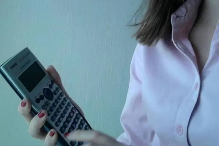 Mulher segura calculadora (Wikimedia Commons)