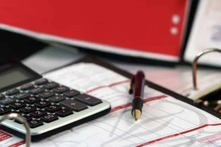 Papéis, calculadora e caneta (Vangelis Thomaidis/Stock.XCHNG/Reprodução)