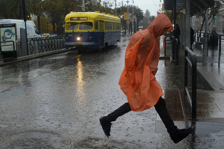 
	Pedestre passa por rua alagada em San Francisco
 (REUTERS/Robert Galbraith)