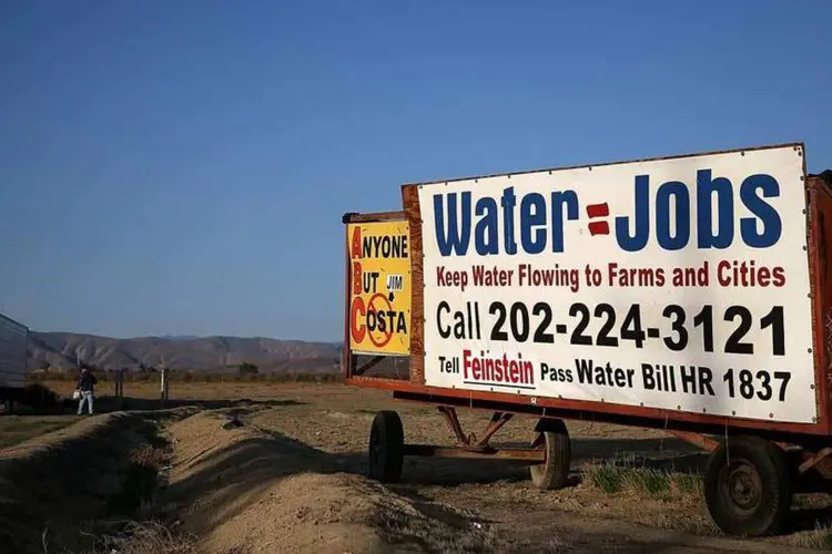 Placa no campo alerta para risco de perda de empregos devido à seca na Califórnia (Getty Images)