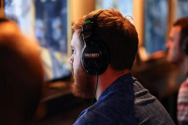 Visitantes jogando "Call of Duty: Advanced Warfare", da Blizzard, no estande do Xbox One durante a EGX, em Londres (Chris Ratcliffe/Bloomberg)
