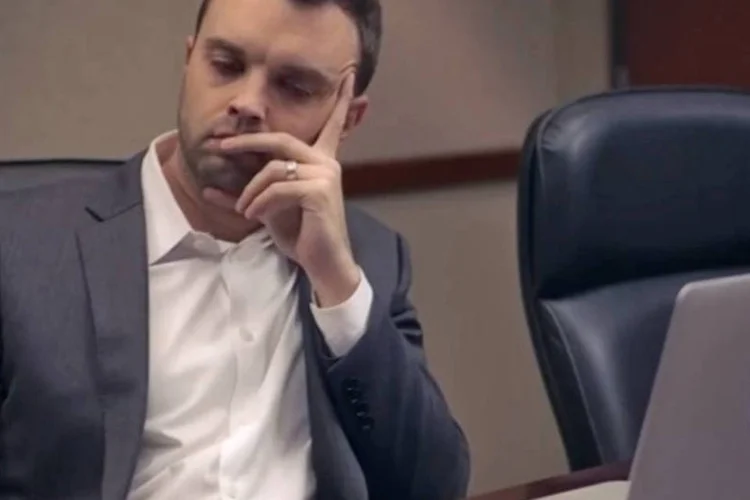 
	Frame da campanha da Leadercast: situa&ccedil;&otilde;es embara&ccedil;osas da vida corporativa
 (Reprodução/Youtube/Leadercast)
