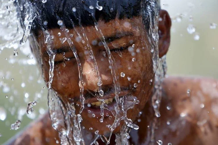 
	&Iacute;ndia: trabalhador se refresca durante a onda de calor infernal que atinge partes da &Iacute;ndia
 (REUTERS)