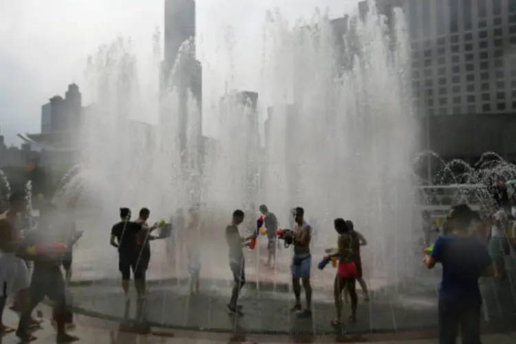 Pessoas se refrescam de calor em fonte de Xangai, na China ( REUTERS/Carlos Barria)