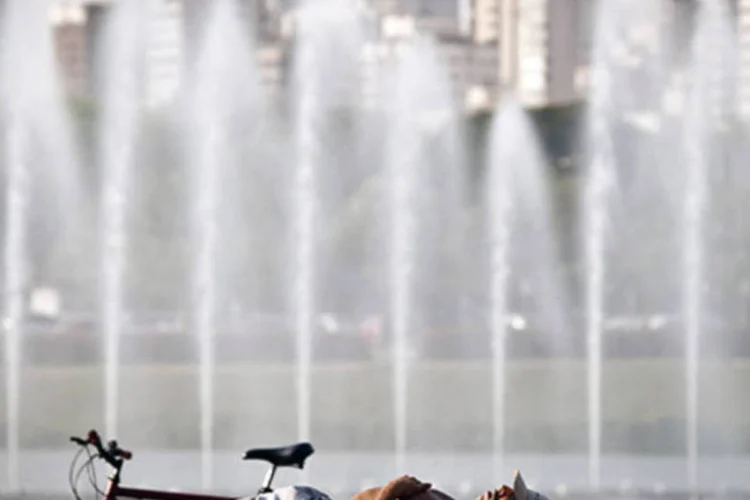 
	Homem no Ibirapuera se refresca do calor, em S&atilde;o Paulo
 (Marcelo Camargo/ Agência Brasil)