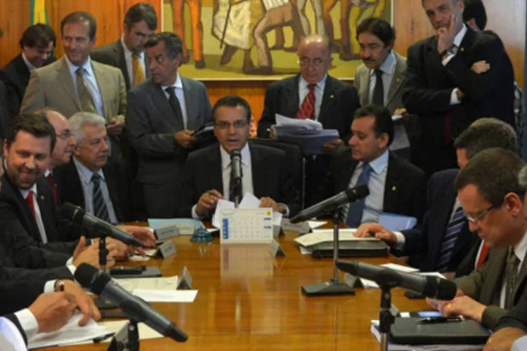 O presidente da Câmara dos Deputados, Henrique Alves, reunido com líderes: além da PEC 37, os deputados pautaram para hoje a votação da proposta que estabelece novas regras de divisão dos recursos do Fundo de Participação dos Estados (FEP). (Wilson Dias/ABr)