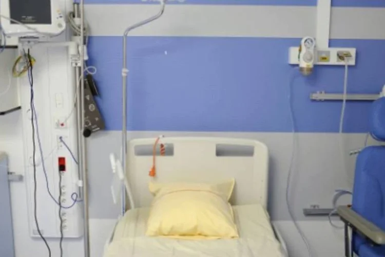 
	Cama de hospital: para auxiliar a respira&ccedil;&atilde;o dos rec&eacute;m-nascidos, foram utilizadas m&aacute;scaras de oxig&ecirc;nio improvisadas com garrafa pet
 (Jean-Sebastien Evrard/AFP)