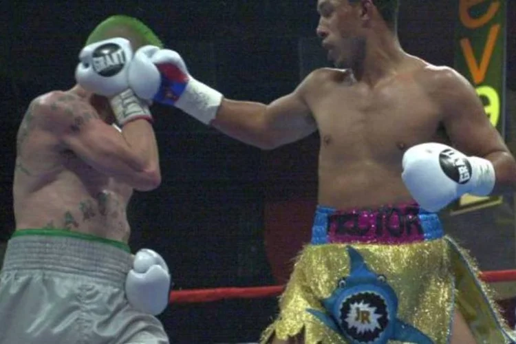 Camacho (direita) em luta de 2001: pugilista fez história no boxe portorriquenho enfrentando os melhores das divisões em que esteve ativo (Getty Images)