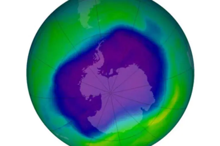 Buraco na camada de ozônio sobre a Península Antártica: cientistas esperam que antes da metade deste século a camada comece a se recuperar (Wikimedia Commons)