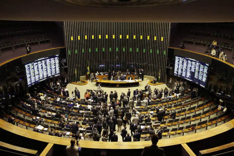 
	Vis&atilde;o geral do plen&aacute;rio da C&acirc;mara dos Deputados: por 360 votos a 47, deputados aprovaram um destaque que suprimiu esse trecho do texto
 (Ueslei Marcelino/Reuters)