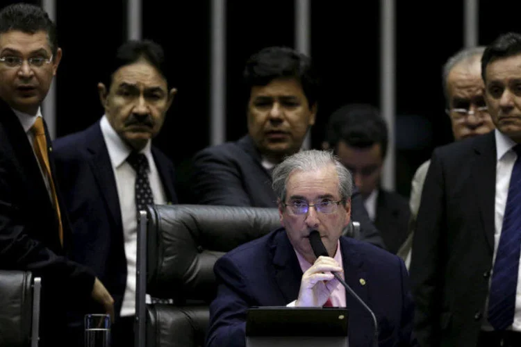 
	Presidente da C&acirc;mara dos Deputados, Eduardo Cunha (ao centro) durante sess&atilde;o no plen&aacute;rio da Casa, em Bras&iacute;lia
 (Ueslei Marcelino/Reuters)