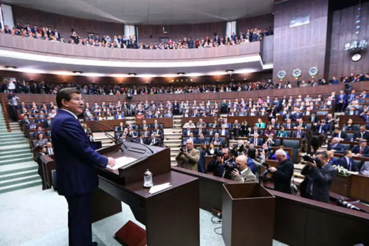 
	Deputados turcos: o texto recebeu 376 votos favor&aacute;veis em uma vota&ccedil;&atilde;o secreta, anunciou o presidente do Parlamento, Ismail Kahraman
 (Getty Images)