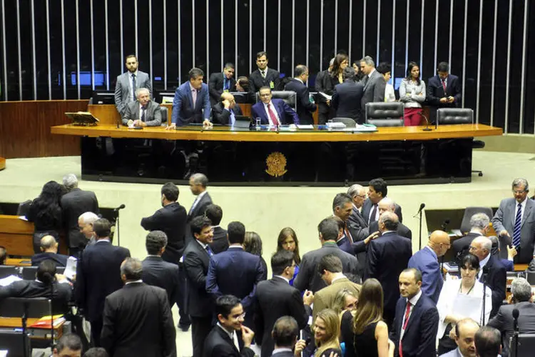 
	Deputados durante vota&ccedil;&atilde;o do projeto que susta os efeitos de um decreto editado por Dilma
 (Gustavo Lima/Câmara dos Deputados)