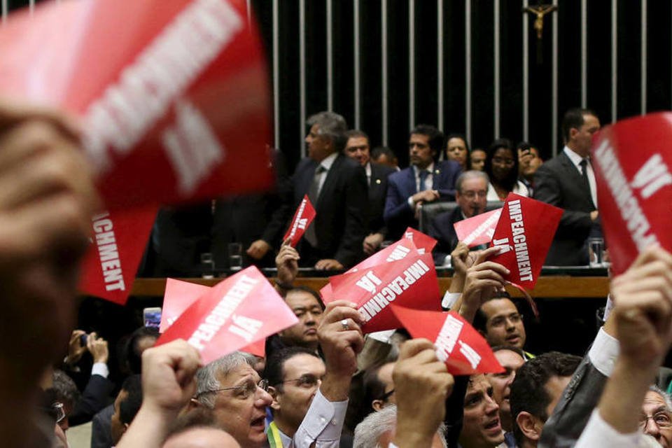 Grupos contra e a favor de impeachment se afrontam na Câmara