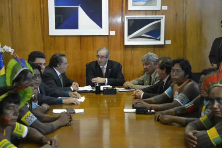 
	Eduardo Cunha com lideran&ccedil;as kayap&oacute;s: primeiro requerimento da fila &eacute; o que pede para investigar Funai e Incra na demarca&ccedil;&atilde;o de terras ind&iacute;genas
 (Wilson Dias/ABr)