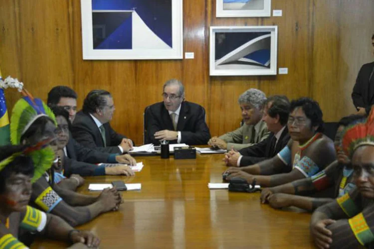 O presidente da Câmara dos Deputados, Eduardo Cunha (C), recebe lideranças kayapós, das terras indígenas Baú e Mekragnotire, no Pará (Wilson Dias/ABr)