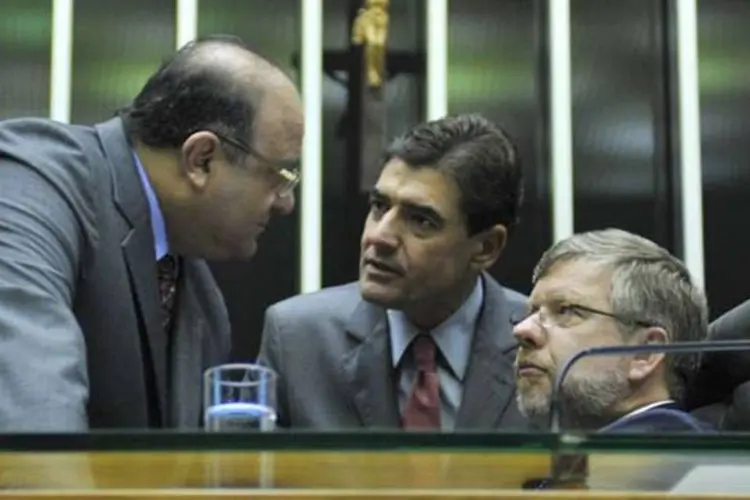 Candido Vaccarezza e Marco Maia (sentado) conversam na Câmara dos Deputados (Agência Câmara)
