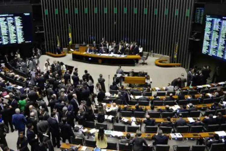 
	Eduardo Cunha afirmou que o procedimento de colocar em vota&ccedil;&atilde;o emendas aglutinativas apresentadas depois que propostas substitutivas s&atilde;o rejeitadas pelo plen&aacute;rio est&aacute; previsto no Regimento Interno da Casa
 (Wilson Dias/Agência Brasil)