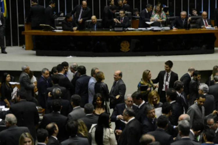 
	C&acirc;mara dos Deputados: acordo firmado pelos l&iacute;deres partid&aacute;rios, e honrado pelo plen&aacute;rio na vota&ccedil;&atilde;o, retirou do texto as regras para explora&ccedil;&atilde;o dos portos secos
 (Fabio Rodrigues Pozzebom/ABr)
