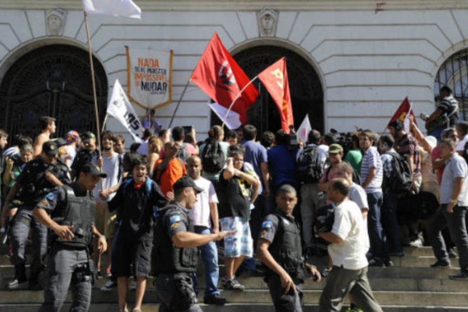 Ativistas cercam delegacia para pedir libertação de jovem