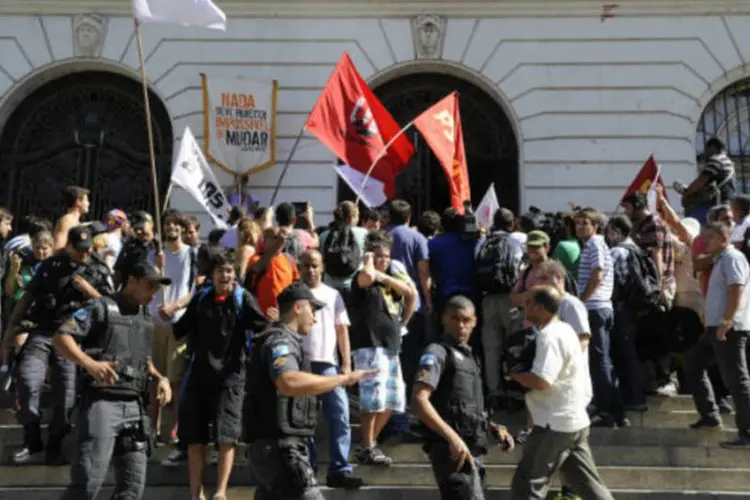 Manifestantes em frente à Câmara Municipal do Rio de Janeiro, que foi ocupada durante protesto contra a composição da Comissão Parlamentar de Inquérito (CPI) dos Ônibus (Tânia Rêgo/ABr)