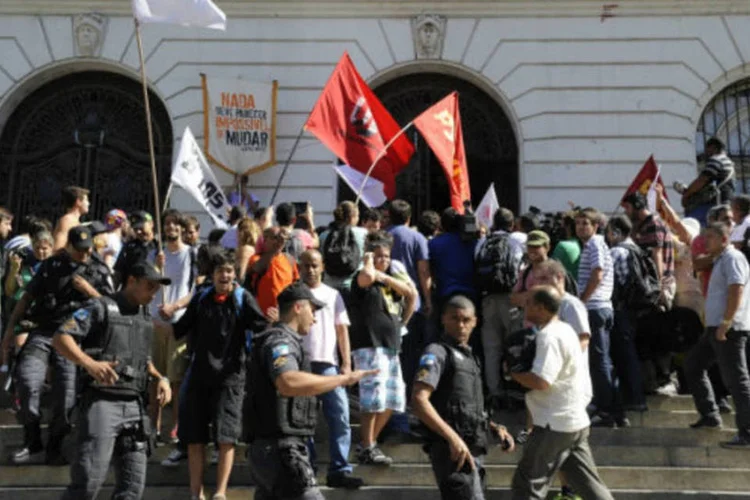 
	Protesto no Rio: manifestantes se uniram a grupo que protesta em frente &agrave; C&acirc;mara Municipal contra a elei&ccedil;&atilde;o de Chiquinho Braz&atilde;o para a presid&ecirc;ncia da CPI dos &Ocirc;nibus
 (Tânia Rêgo/ABr)