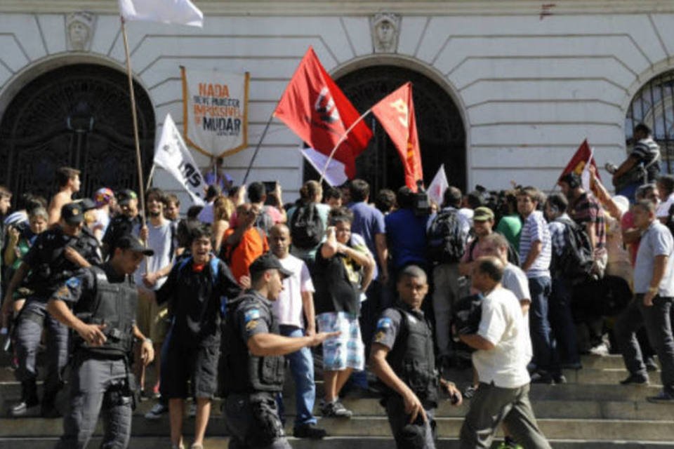 Protesto no Rio segue para Palácio Guanabara